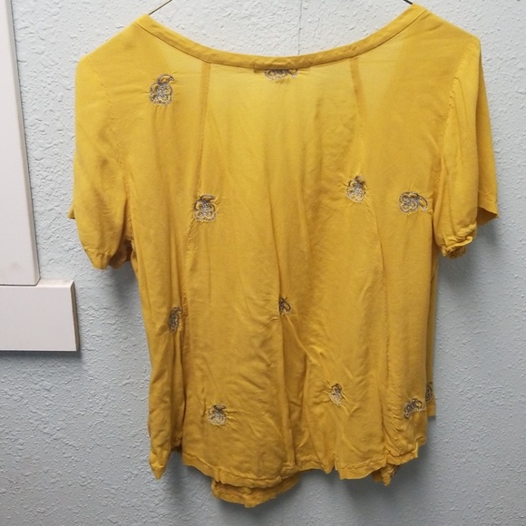 Love 21 flowy tee with rose detail - Picture 2 of 3